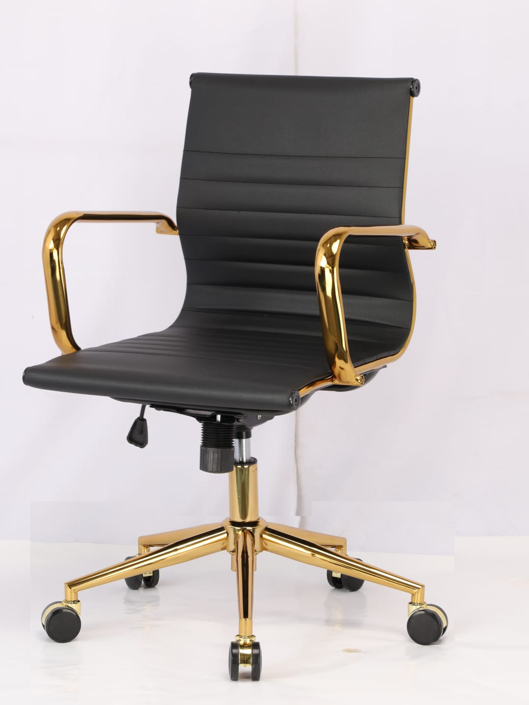 Cadeira Diretor Eames Office Base Cromada Dourada - Courino Preto 