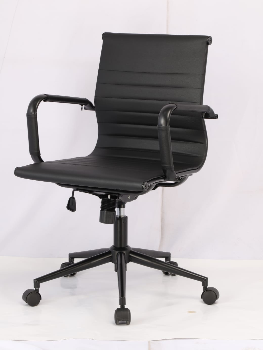 Cadeira Diretor Eames Office Base Aço Com Pintura Epóxi - Courino Preto 