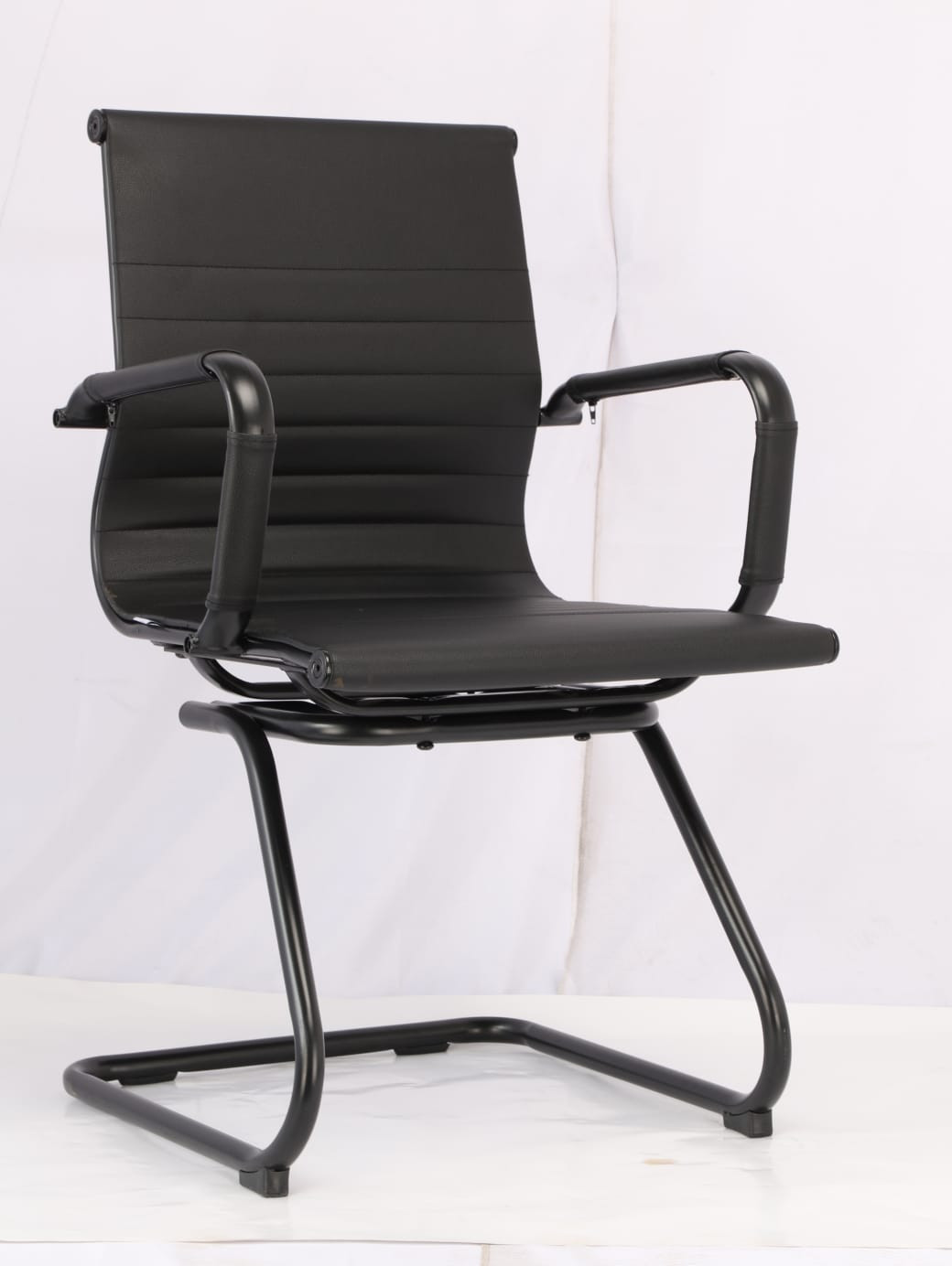 Cadeira Diretor Eames Office Base Aço Com Pintura Epóxi Fixa - Courino Preto 