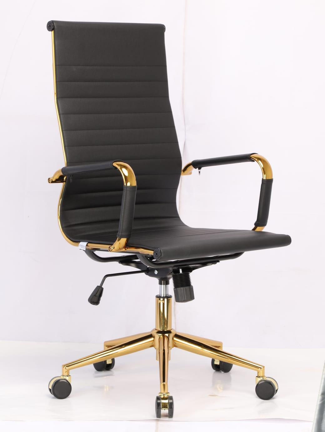 Cadeira Presidente Eames Office Base Cromada Dourada - Courino Preto 